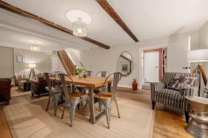 a dining room with a table and chairs at Stunning Bowdon Cottage by City SuperHost in Bowdon