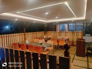 科尔瓦Ave Maria Guest House & Restaurant and Bar的有桌子和椅子的餐厅