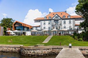 米泽尔法特西克斯图斯希纳托会议酒店的水域旁边的一座白色大楼