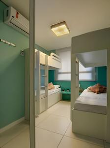 Giường trong phòng chung tại Luxo Beach Park-MANDARA-4 Quartos AR/TV-"Pé na Areia" By HousingCeara