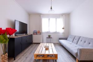 TV a/nebo společenská místnost v ubytování Le Jules, 3 chambres, parking à Vénissieux + 6 fotografií