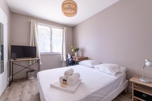 Postel nebo postele na pokoji v ubytování Le Jules, 3 chambres, parking à Vénissieux