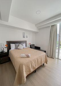 a bedroom with a large bed with a large window at Narama 3 - Apartamento cerca del aeropuerto - Zona 13 de la Ciudad de Guatemala in Guatemala