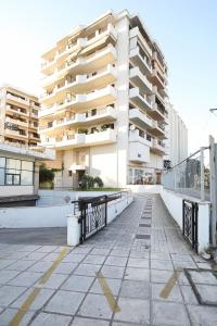 テッサロニキにあるIoannaApartments LuxuryPenthouseの建物の前の空いている通り