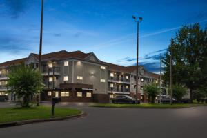 Gallery image of HomeTowne Studios & Suites by Red Roof Charlotte - Ballantyne in Charlotte