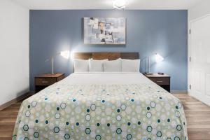 Gallery image of HomeTowne Studios & Suites by Red Roof Charlotte - Ballantyne in Charlotte +46 photos