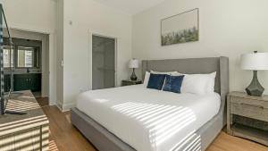 เตียงในห้องที่ Landing at Lofts at Weston Lakeside - Cary