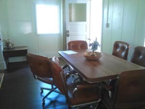 una sala de conferencias con mesa de madera y sillas en Canora Vacation Home, en Canora