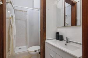 ファロにあるFaro Downtown Suites - Vila Adentroのトイレ、洗面台、シャワー付きのバスルーム +15枚の写真