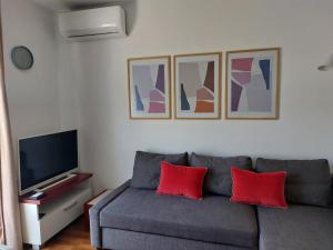 TV a/nebo společenská místnost v ubytování TONI - Apartman s pogledom na more