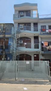 un edificio con una recinzione bianca di fronte di Classy cottage a Gurgaon