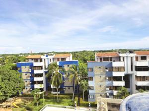 a view of apartment buildings with palm trees at Amplio y Luminoso Apto en Tolú in Santiago