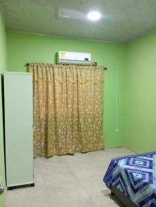 ein Zimmer mit einem Vorhang und einer Heizung an der Wand in der Unterkunft Apartamentos el farol in Ciénaga