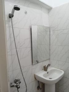 une salle de bain blanche avec un lavabo et un miroir dans l'établissement 1B V150B Chalet 3bedrooms basement green beach, à El Alamein