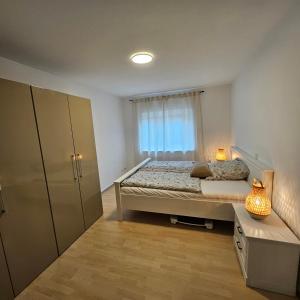 Postel nebo postele na pokoji v ubytování Gesamte Unterkunft für bis zu 3 Personen + 14 fotografií