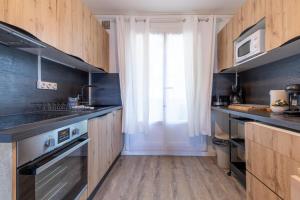 Kuchyň nebo kuchyňský kout v ubytování Le Jules, 3 chambres, parking à Vénissieux
