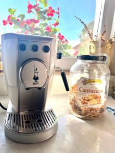 a food processor and a jar of granola at Pensiunea La Meleta in Şurdeşti