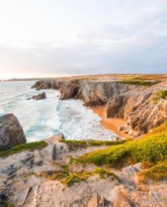 キブロンにあるAppartement proche de la grande plageの岩と水と海のビーチ +7枚の写真