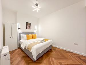 ルートンにあるModern 2 Bedroom Flat in Luton Town Centreのベッドと天井扇風機のある寝室