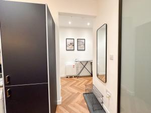 ルートンにあるModern 2 Bedroom Flat in Luton Town Centreの黒い扉と鏡のある廊下