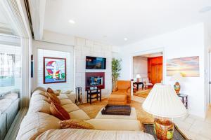 Μια τηλεόραση ή/και κέντρο ψυχαγωγίας στο Luxury Oceanfront Condo - Lower: Sunset Views, Balcony & Fire pit