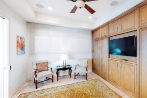 Μια τηλεόραση ή/και κέντρο ψυχαγωγίας στο Luxury Oceanfront Condo - Lower: Sunset Views, Balcony & Fire pit +11 φωτογραφίες