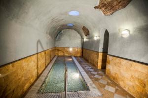 una piscina en un edificio con un túnel en Hotel Balneario de Graena, en Graena