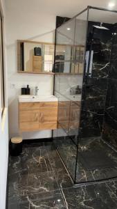 Kuchyň nebo kuchyňský kout v ubytování Appartement confortable à Curgy avec terrasse 60 m²