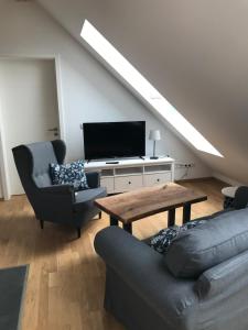 a living room with a couch and a table at Gästehaus Lausnitz Ferienwohnung, Reda in Lausnitz