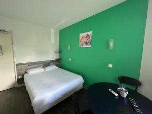 Kyriad Direct Macon Sud客房内的一张或多张床位