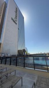 a building with benches in front of it at Flat em Cullinan, 5 estrelas com vista incrível e incrível área de lazer com piscinas, brinquedoteca, academia, no coração de Brasília in Brasilia