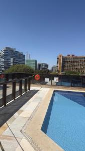 a frisbee is flying over a swimming pool at Flat em Cullinan, 5 estrelas com vista incrível e incrível área de lazer com piscinas, brinquedoteca, academia, no coração de Brasília in Brasilia