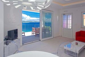 - un salon avec vue sur l'océan dans l'établissement Blue Bay Residence, à Hvar