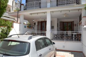 een witte auto geparkeerd voor een huis bij Villa Eugenia - Mondello Beach in Palermo