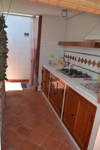 een keuken met een fornuis en een aanrechtblad bij Villa Eugenia - Mondello Beach in Palermo