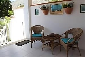 twee stoelen en een tafel in een kamer bij Villa Eugenia - Mondello Beach in Palermo
