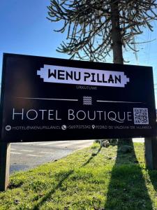 Un cartel que indica una roca de hotel en una carretera en Hotel Boutique WenuPillan, en Villarrica