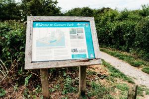 una señal al costado de un sendero en Shoebury Lodge near Sea front In Southend, en Southend-on-Sea