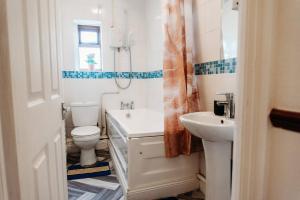 Ένα μπάνιο στο Shoebury Lodge near Sea front with Free onsite Parking +26 φωτογραφίες