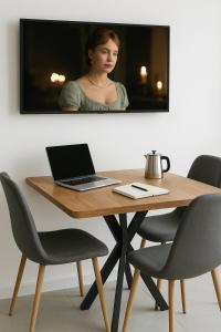 una mesa con un ordenador portátil encima en Ariadne Complex Apartment 05 by Horizon Homes, en Ofrinion