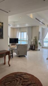 een woonkamer met een bank en een televisie bij شقه ابحر رزدنس Luxury in Jeddah
