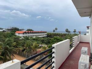 亭可马里Trinco Star Hotel的阳台享有度假胜地和大海的景致。