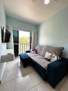 a blue bed in a room with a window at Recanto Salgando a Alma in Ubatuba