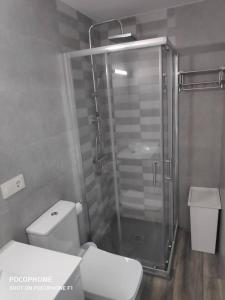 Ένα μπάνιο στο Apartamento con patio cerca de la playa