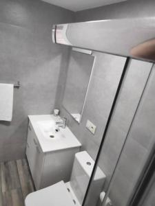 Ένα μπάνιο στο Apartamento con patio cerca de la playa