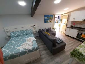 Η κουζίνα ή μικρή κουζίνα στο Apartamento con patio cerca de la playa +16 φωτογραφίες