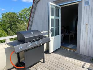 ein Grill auf einer Terrasse neben einem Haus in der Unterkunft Havsnära stadspärla i Mariehamn in Mariehamn