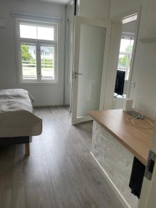 Zimmer mit Kamin und Bett in der Unterkunft Havsnära stadspärla i Mariehamn in Mariehamn