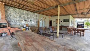 a large room with a large wooden table and chairs at Fantastiscos bangalôs em Aracaju in Aracaju