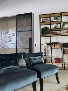 a living room with a couch and a chair at CoWork Hotel in Celaya